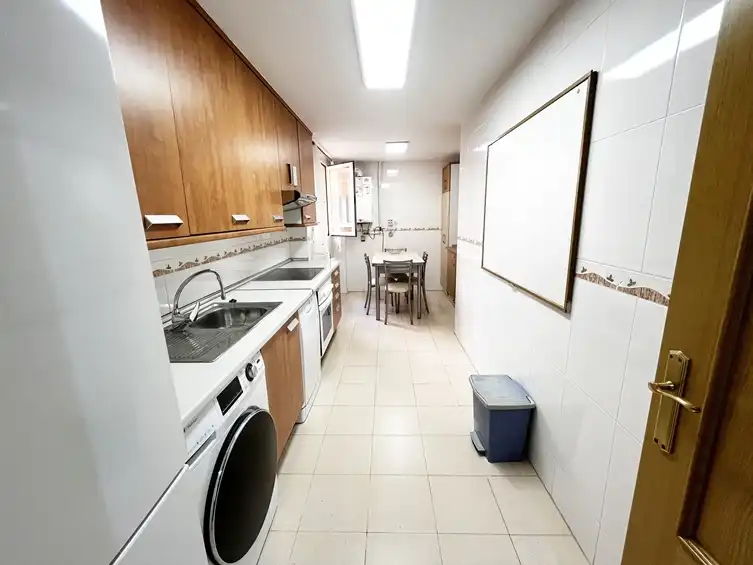 Cuina de Pis de lloguer en Madrid amb Calefacció, Parquet i Traster