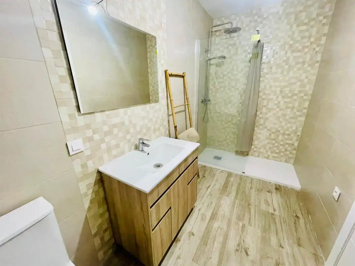 Bany de Pis en venda en Mollina amb Jardí privat, Traster i Piscina