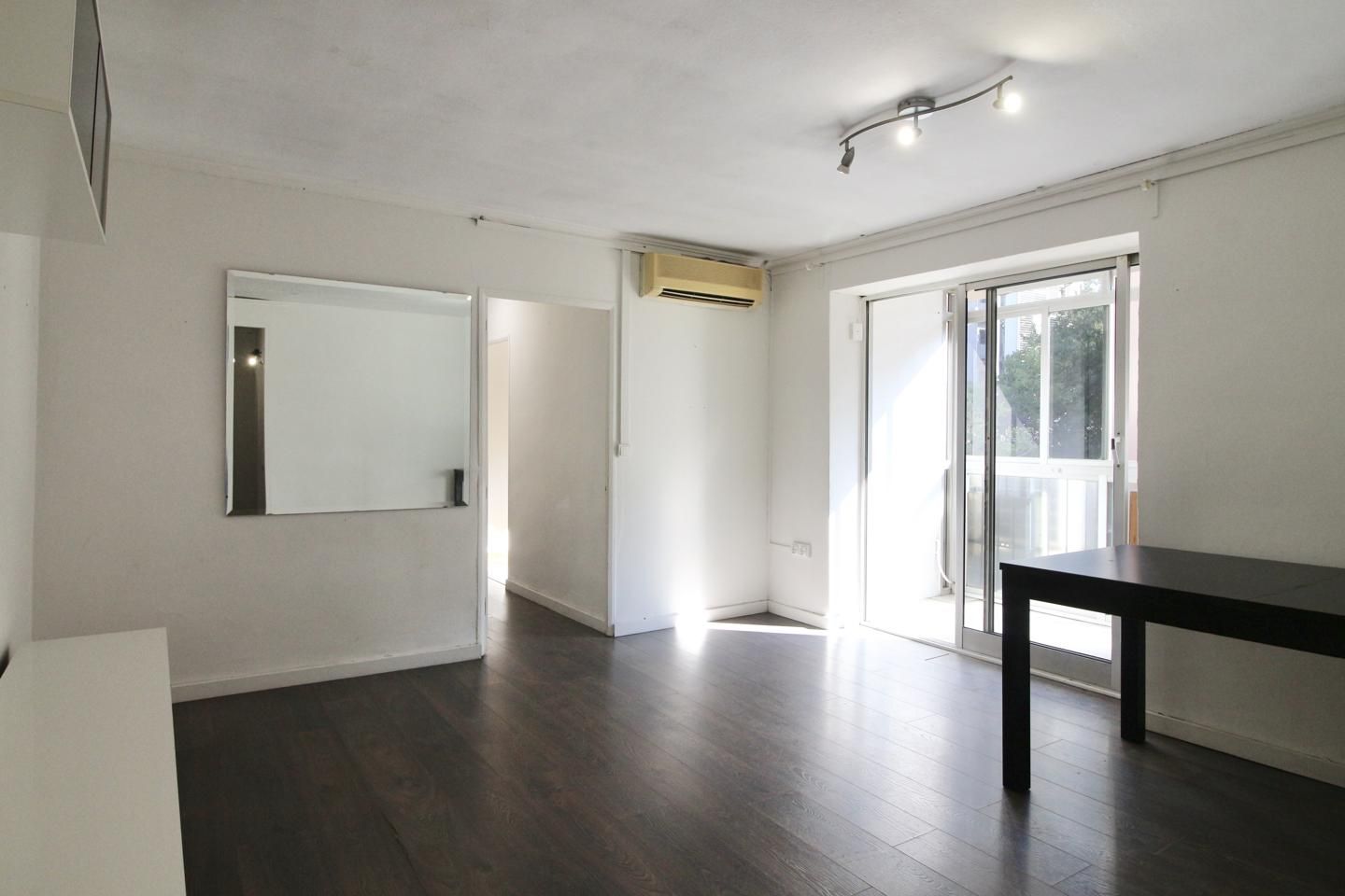 Living room of Flat for sale in  Barcelona Capital  with Air Conditioner, Parquet flooring and Balcony