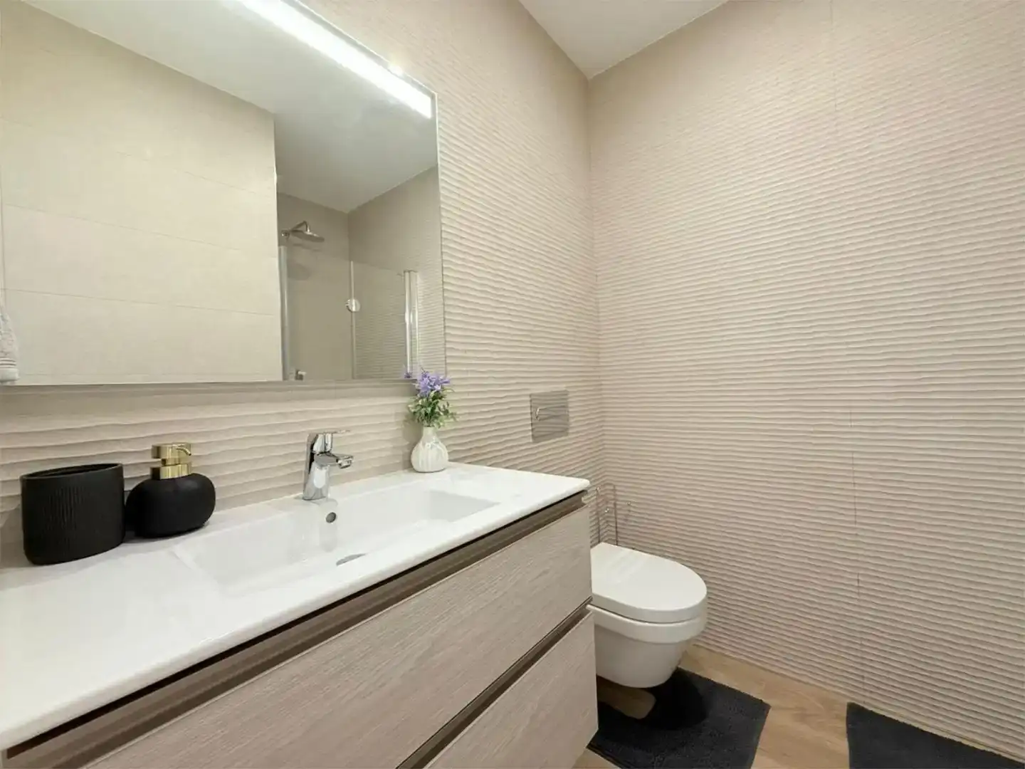 Badezimmer von Wohnung zur Miete in Torrevieja mit Klimaanlage und Schwimmbad