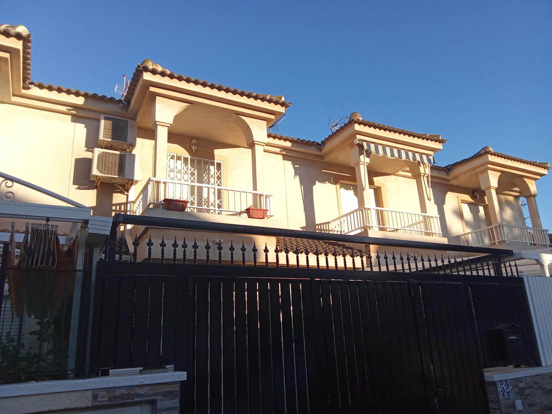 Vista exterior de Dúplex en venda en San Pedro del Pinatar amb Aire condicionat, Calefacció i Jardí privat