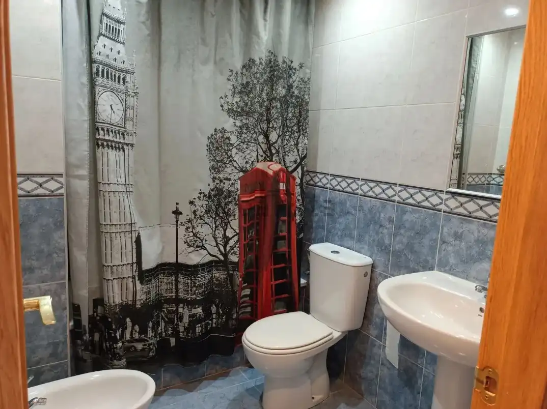 Bathroom of Flat for rent in Valencia  with Air Conditioner, Oven and Microwave