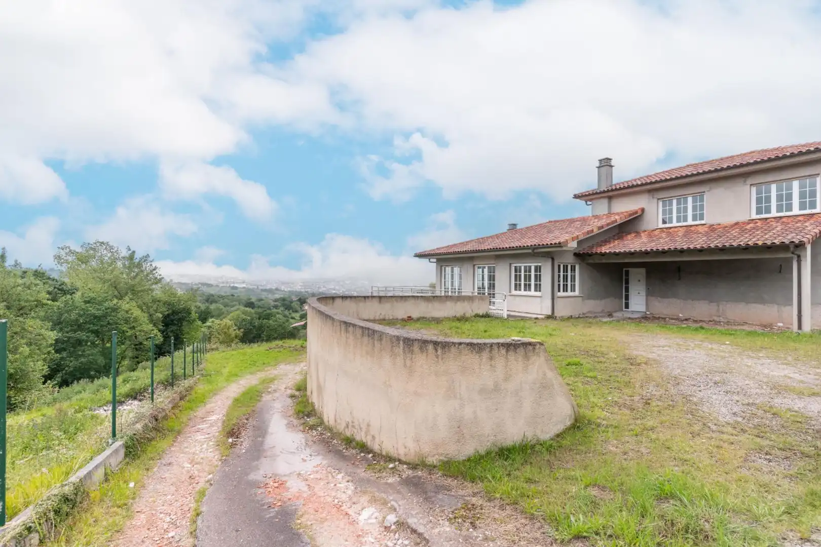 Vista exterior de Casa o xalet en venda en Oviedo  amb Jardí privat, Terrassa i Balcó