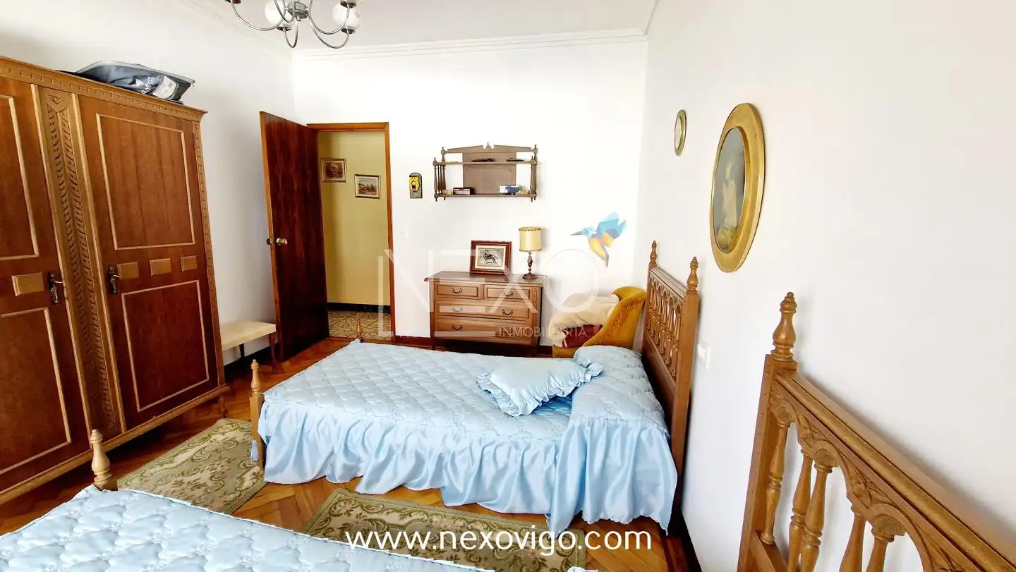 Dormitori de Casa o xalet en venda en Cangas  amb Calefacció, Jardí privat i Parquet