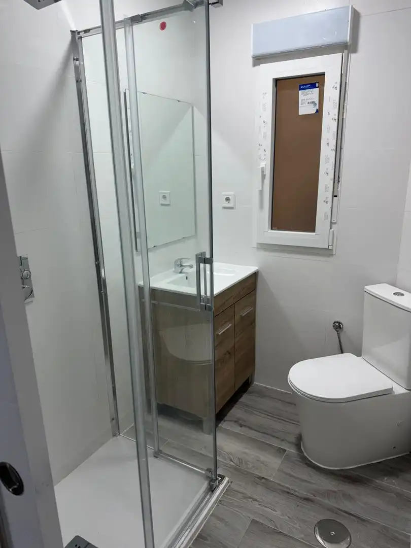 Badezimmer von Wohnungen zur Miete in Madrid mit Klimaanlage, Heizung und Möbliert