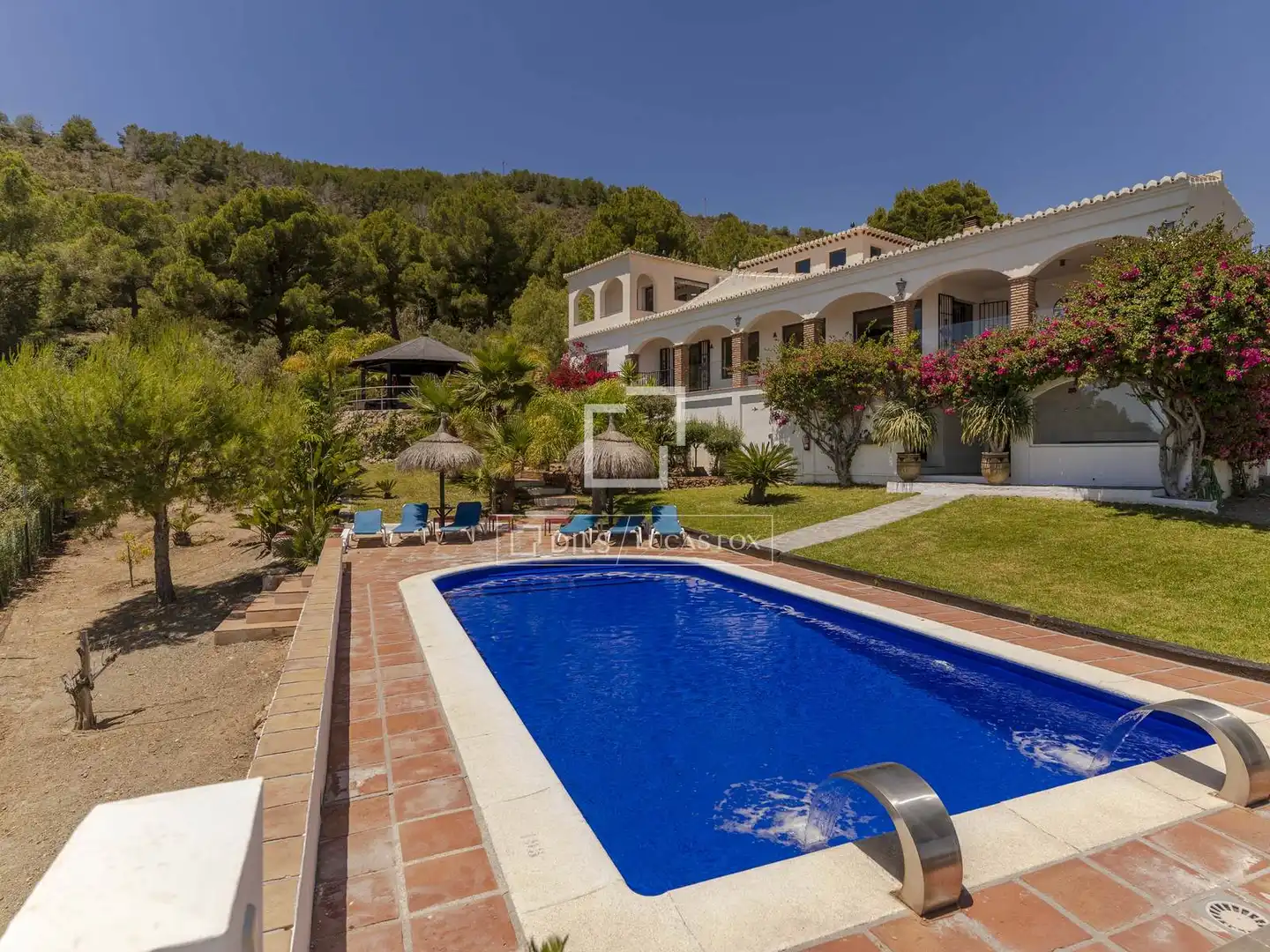 Vista exterior de Casa o xalet en venda en Almuñécar amb Aire condicionat, Calefacció i Jardí privat