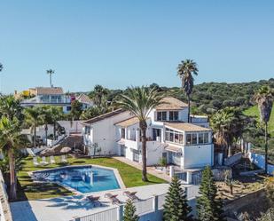 Vista exterior de Casa o xalet en venda en Estepona amb Jardí privat, Terrassa i Traster