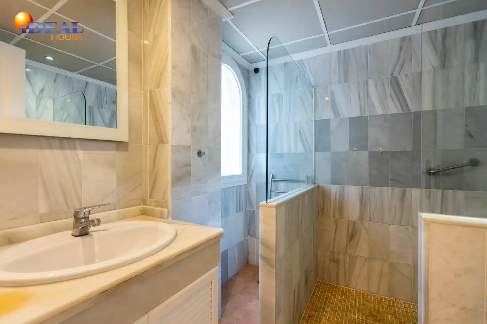Baño de Piso en venta en Almuñécar con Jardín privado, Terraza y Piscina comunitaria