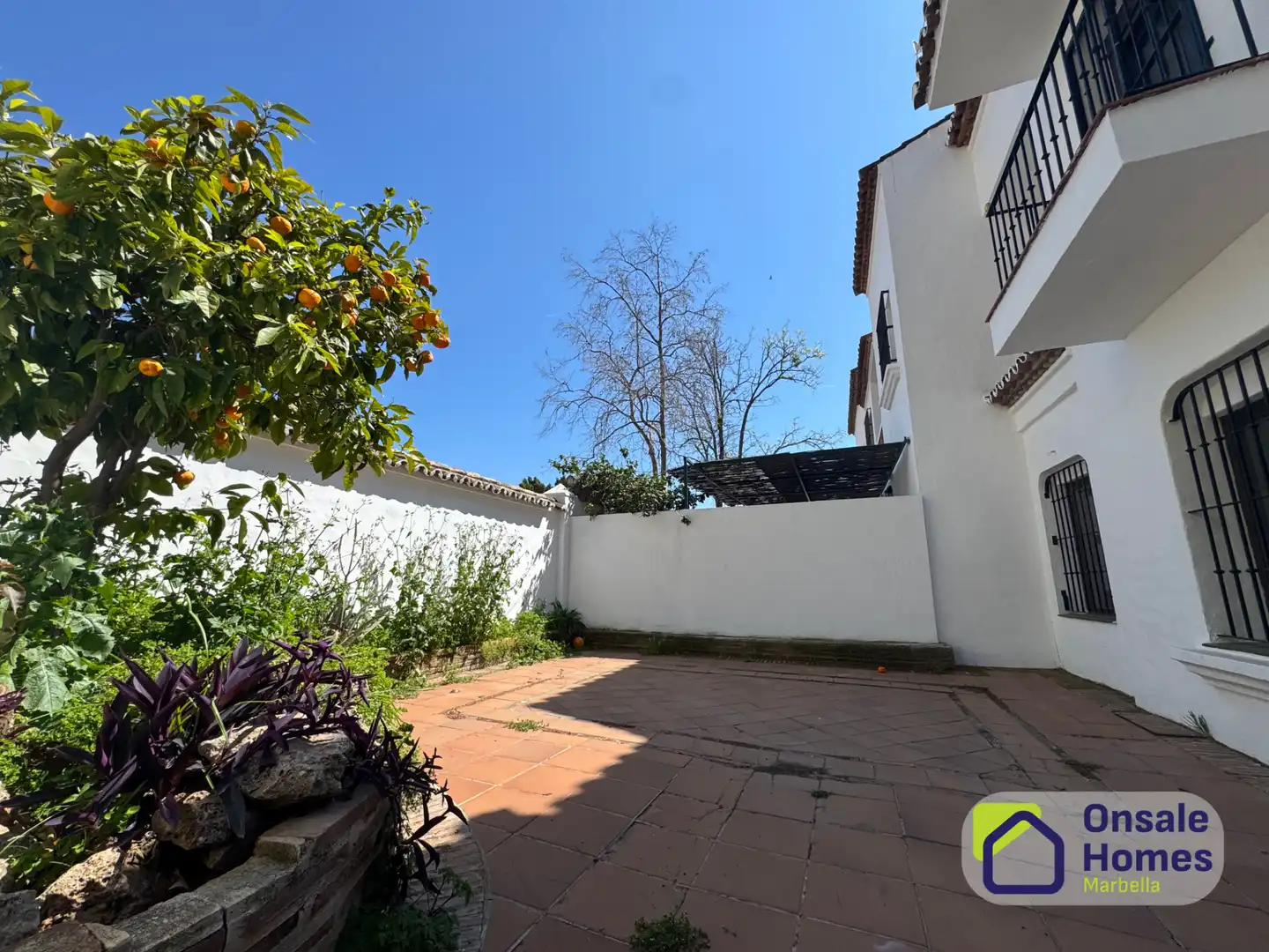 Jardín de Casa adosada en venta en Marbella con Terraza, Balcón y Alarma