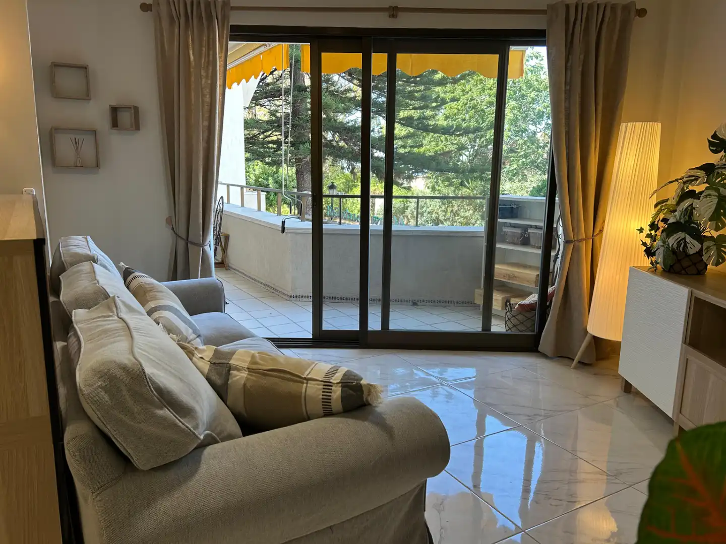Sala de estar de Piso de alquiler en Estepona con Aire acondicionado, Terraza y Amueblado
