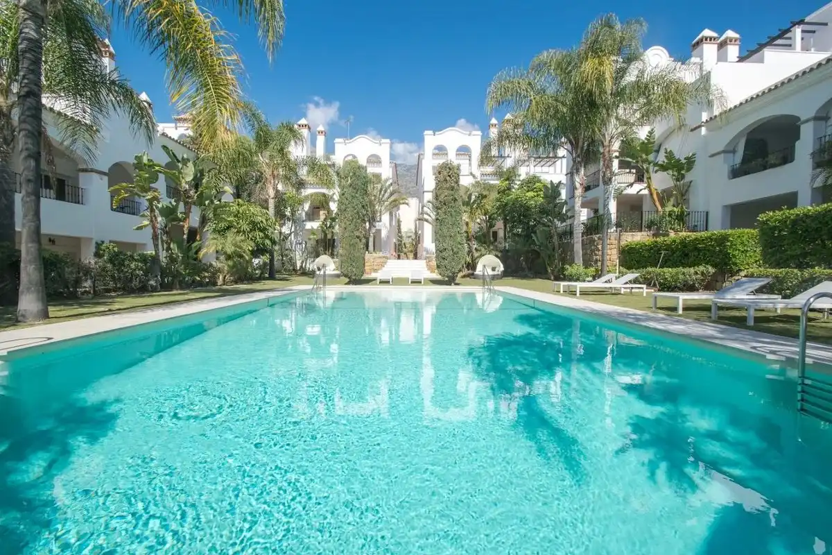 Vista exterior de Planta baixa en venda en Marbella amb Aire condicionat, Calefacció i Jardí privat