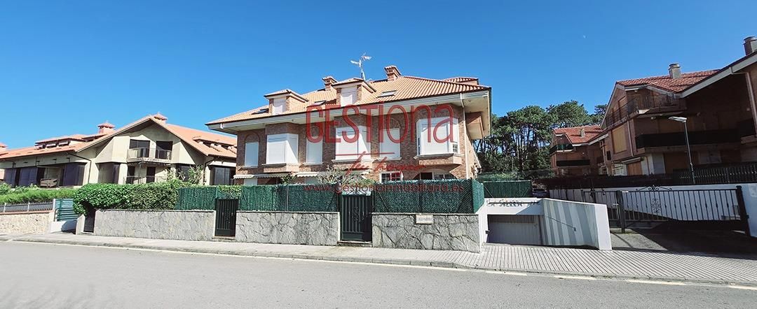 Vista exterior de Dúplex en venda en Noja amb Calefacció, Jardí privat i Terrassa