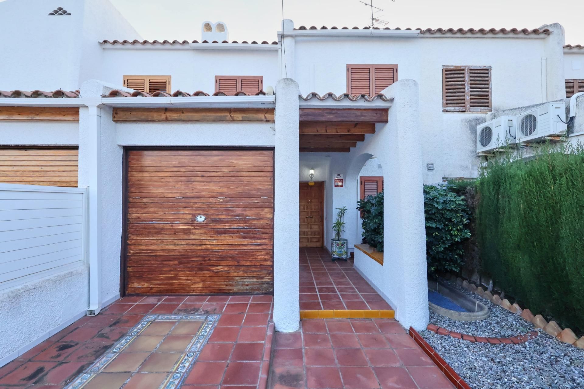 Vista exterior de Casa o xalet en venda en Cunit amb Jardí privat, Terrassa i Piscina comunitària