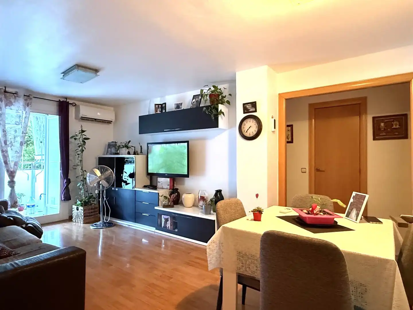 Sala d'estar de Pis en venda en L'Hospitalet de Llobregat amb Aire condicionat, Calefacció i Parquet
