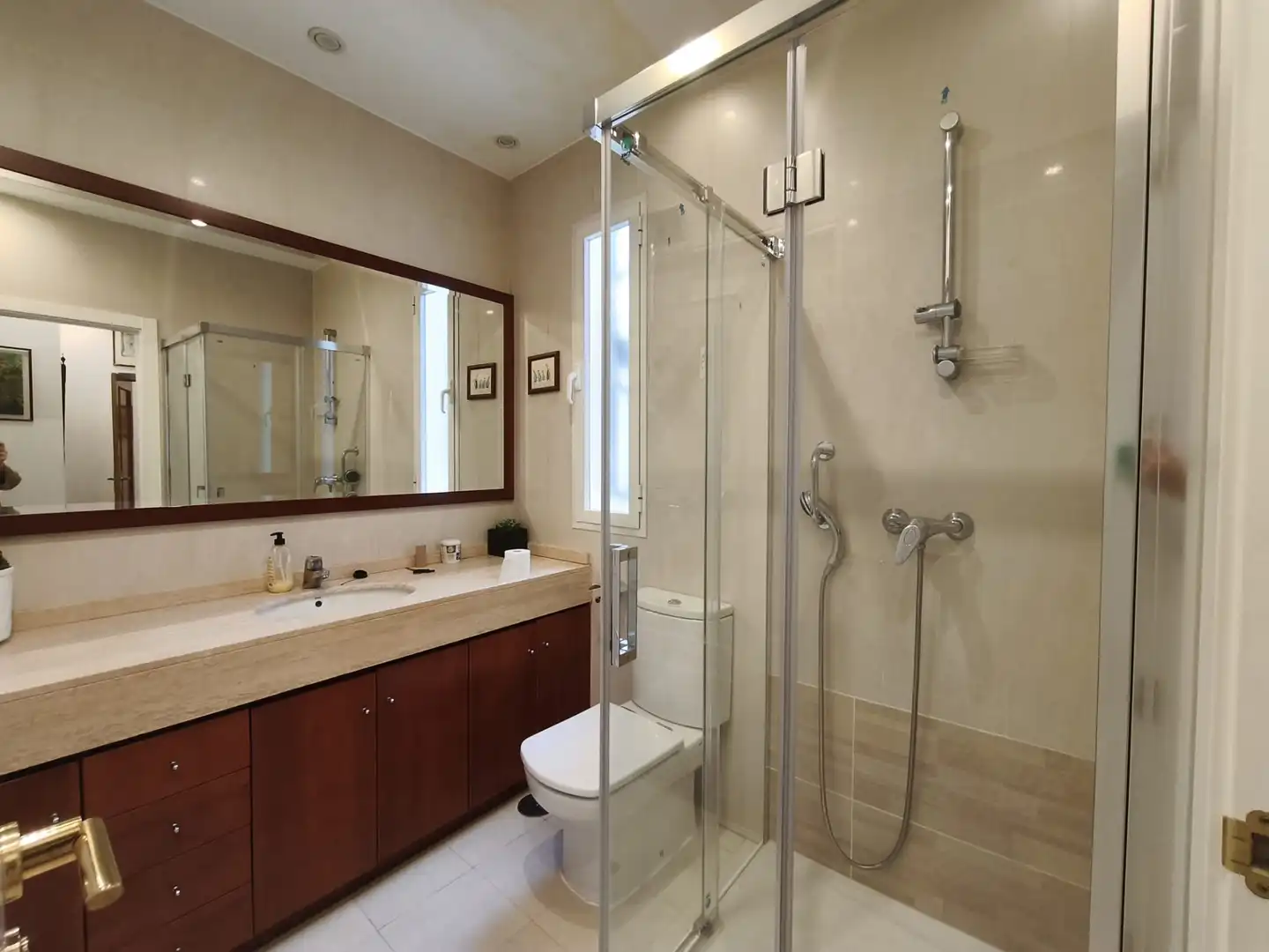 Baño de Piso en venta en Madrid con Balcón y Alarma