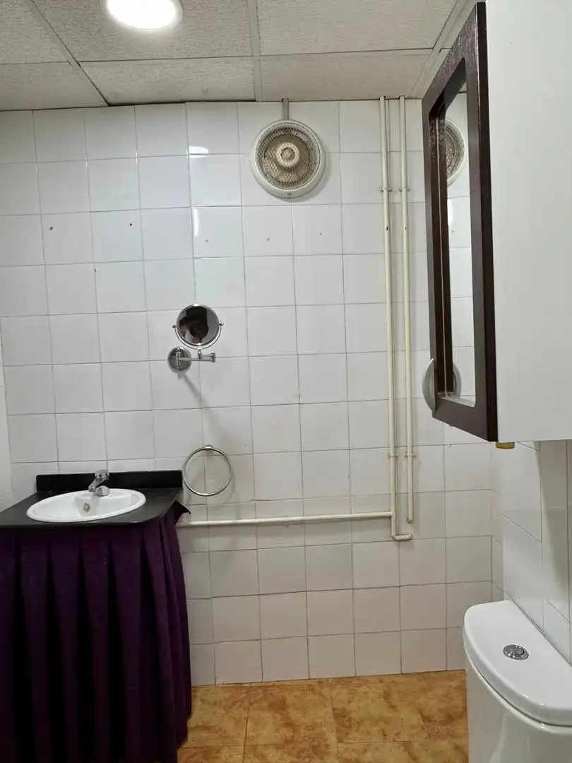 Bathroom of Commercial properties for rent in Valencia