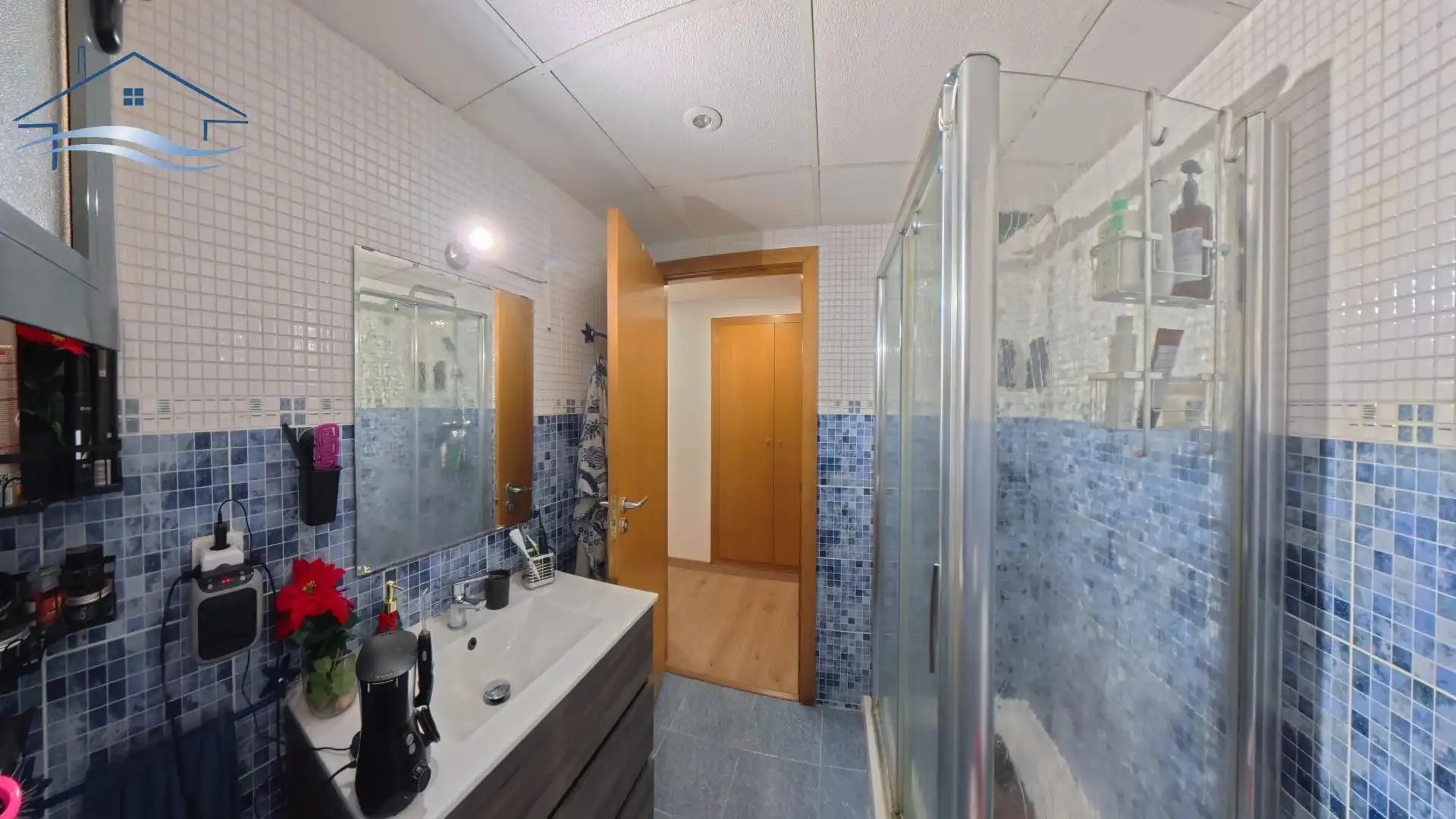 Badezimmer von Wohnung zum Verkauf in Alicante / Alacant mit Klimaanlage, Abstellraum und Ofen