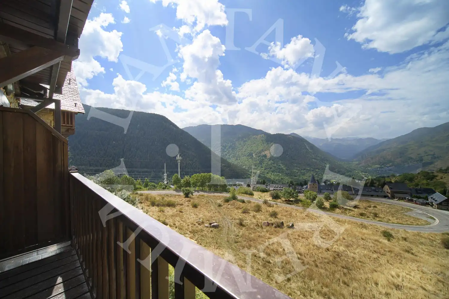 Vista exterior de Casa adosada en venta en Naut Aran con Calefacción, Jardín privado y Parquet