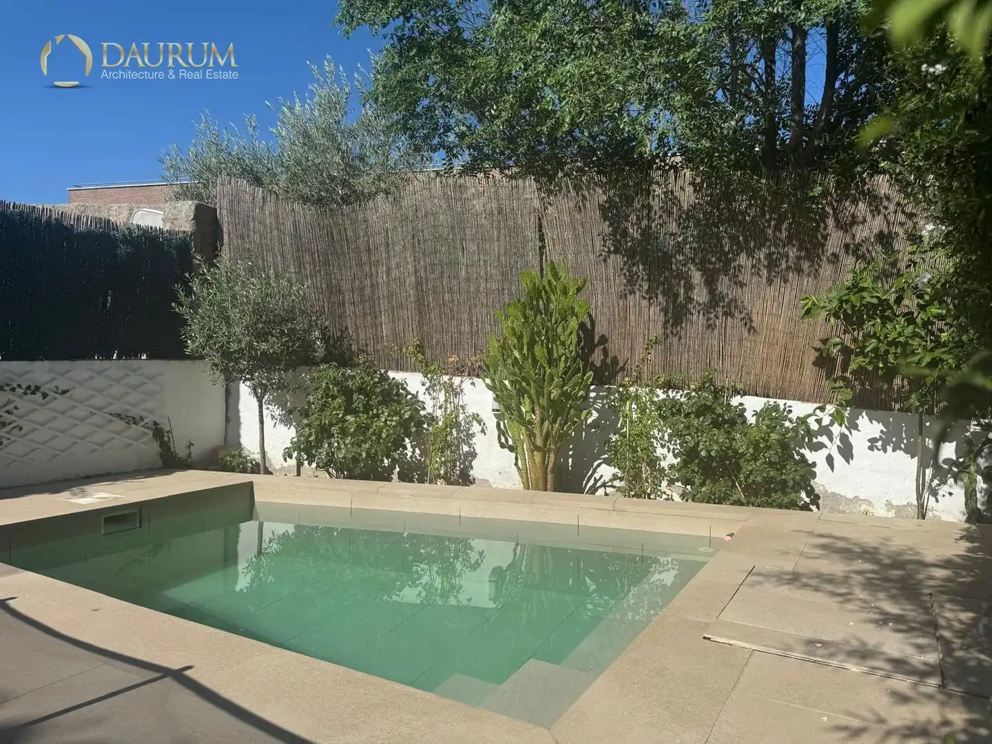 Piscina de Casa adosada en venta en Pozuelo de Alarcón con Aire acondicionado, Calefacción y Jardín privado