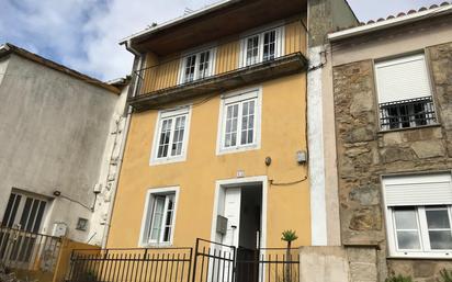 Vista exterior de Casa adosada en venda en Noia amb Balcó