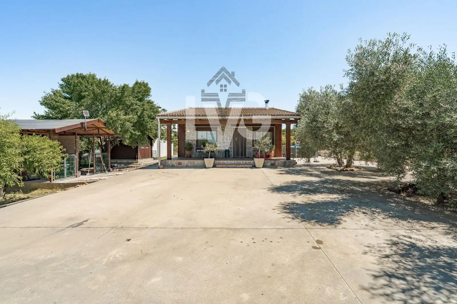 Außenansicht von Haus oder Chalet zum Verkauf in Valdetorres de Jarama mit Klimaanlage, Heizung und Privatgarten