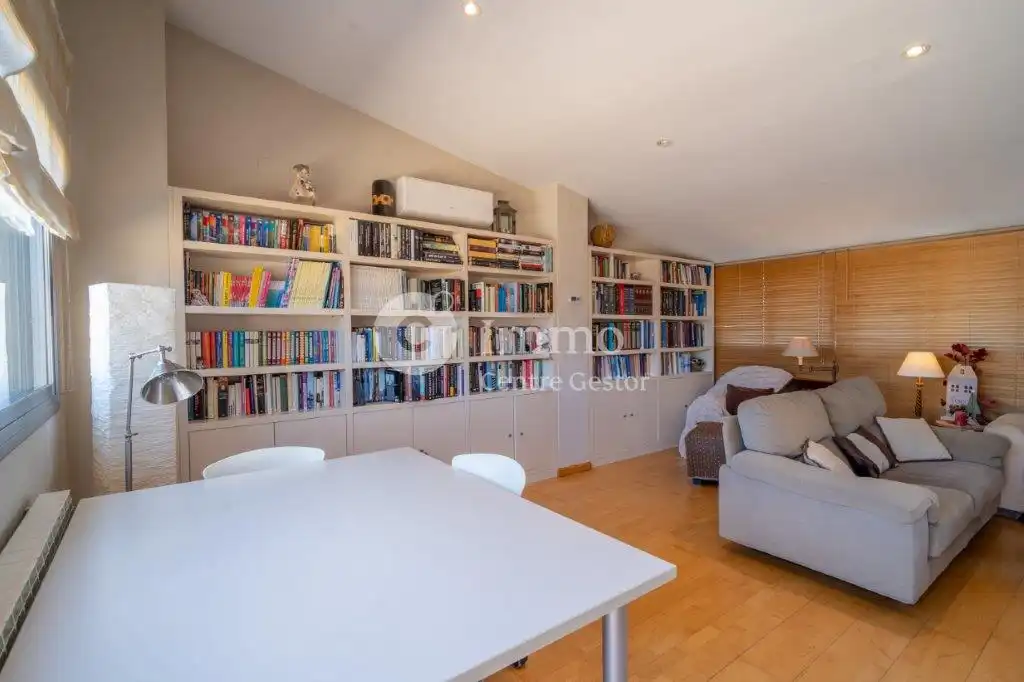 Wohnzimmer von Einfamilien-Reihenhaus zum Verkauf in Lleida mit Klimaanlage, Heizung und Privatgarten