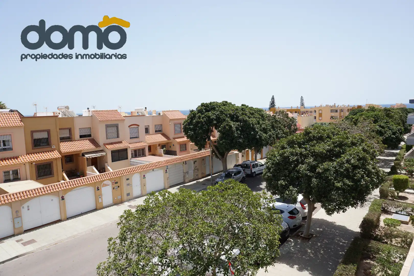Vista exterior de Piso en venta en Almería con Aire acondicionado, Terraza y Piscina comunitaria