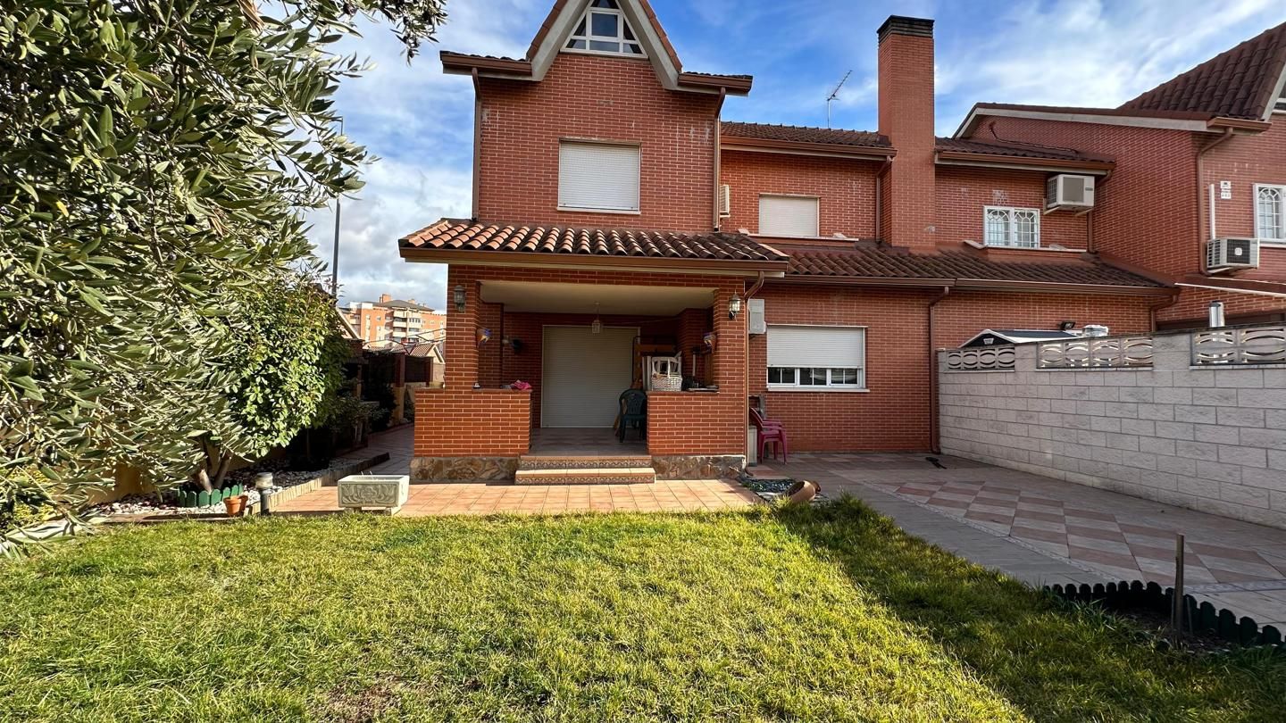 Exterior view of Single-family semi-detached for sale in Rivas-Vaciamadrid  with Air Conditioner, Heating and Private garden