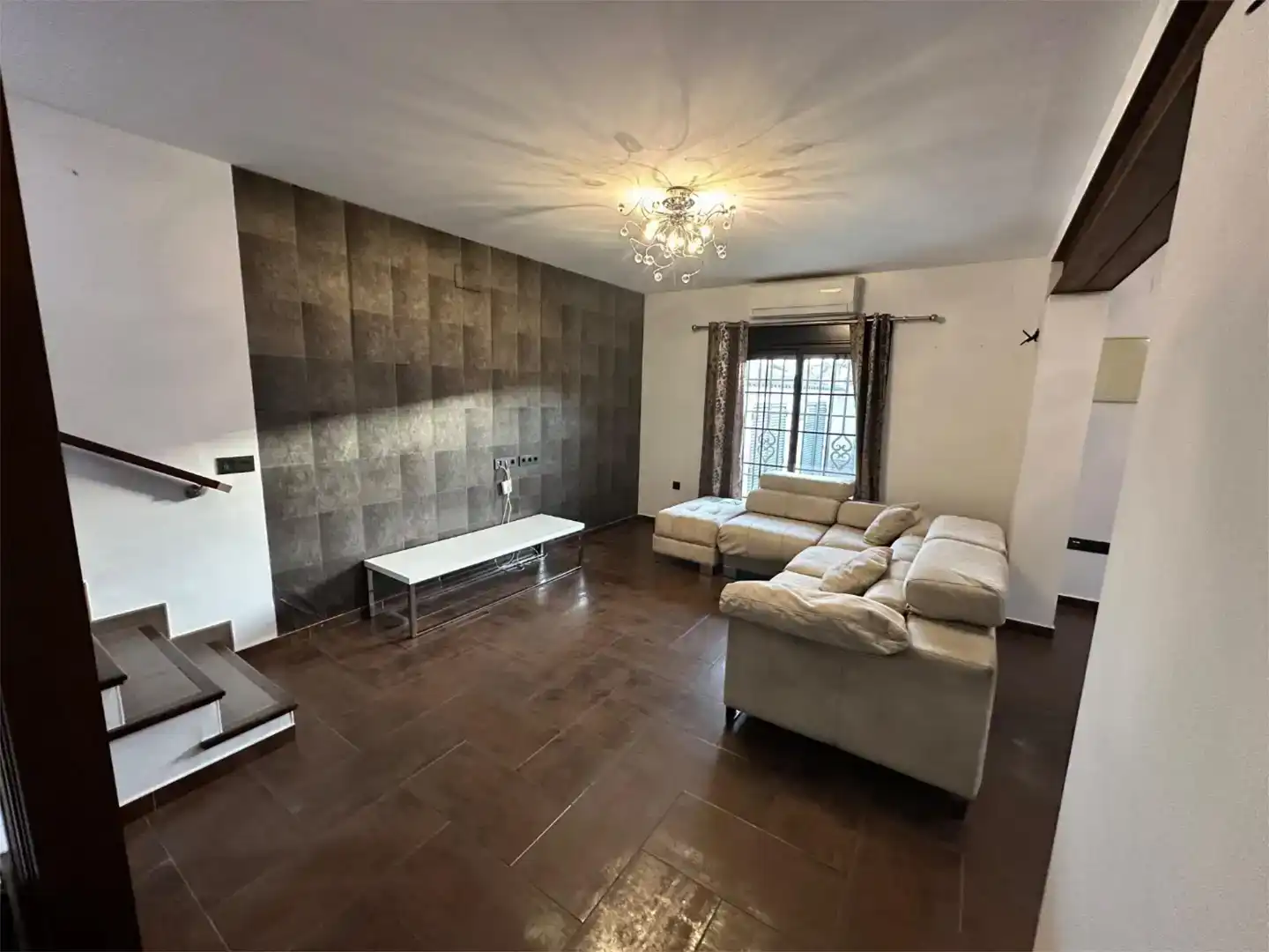 Sala d'estar de Casa o xalet en venda en Dos Hermanas amb Aire condicionat, Jardí privat i Traster