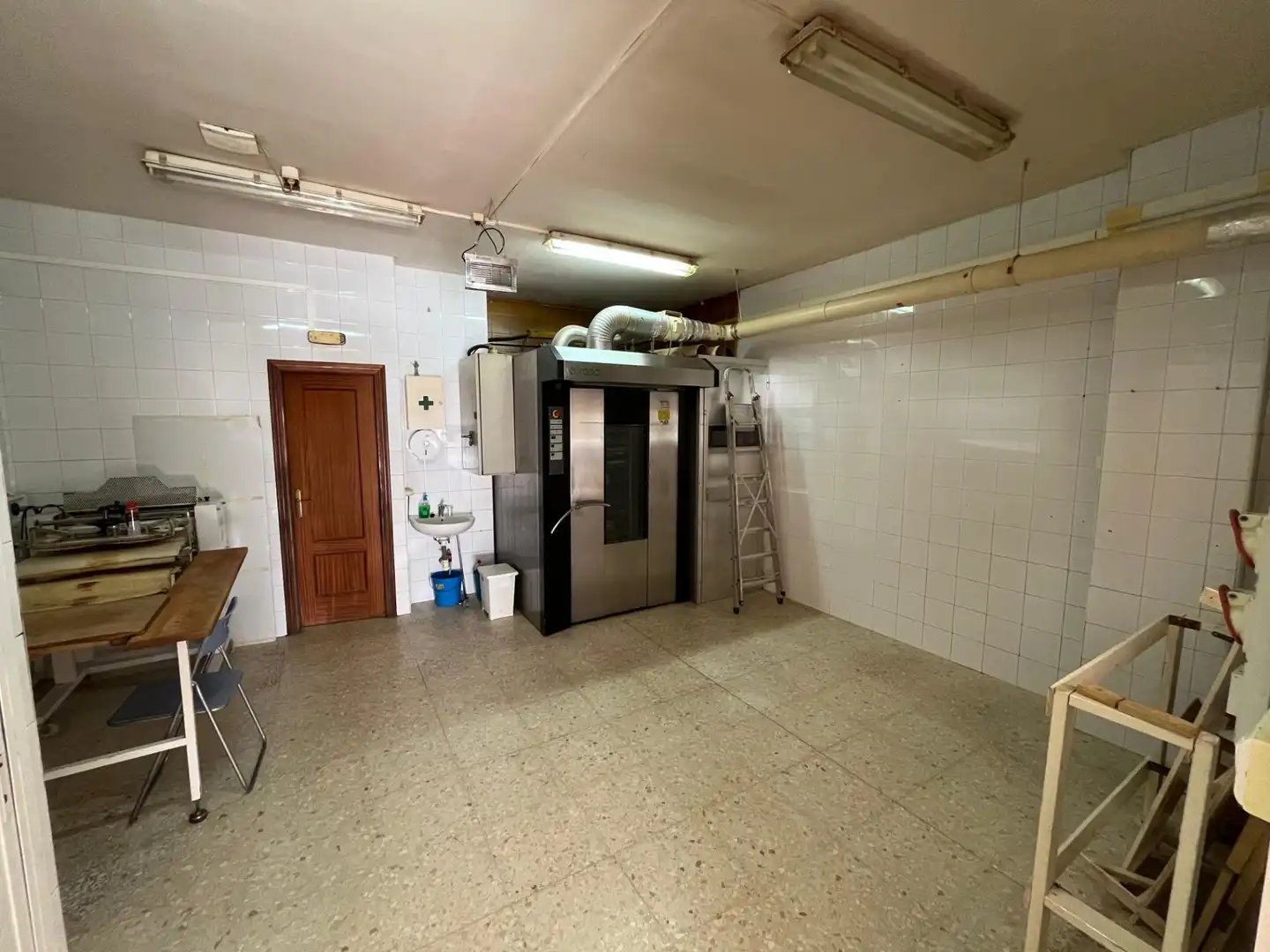 Cuina de Local en venda en Camas amb Moblat