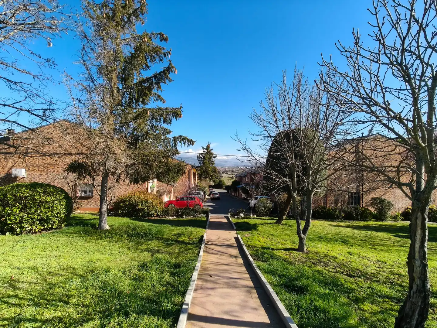 Vista exterior de Casa adosada en venda en Galapagar amb Calefacció, Jardí privat i Terrassa