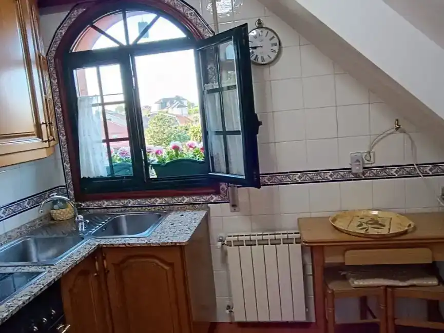 Cuina de Pis de lloguer en Vigo  amb Parquet, Moblat i Forn