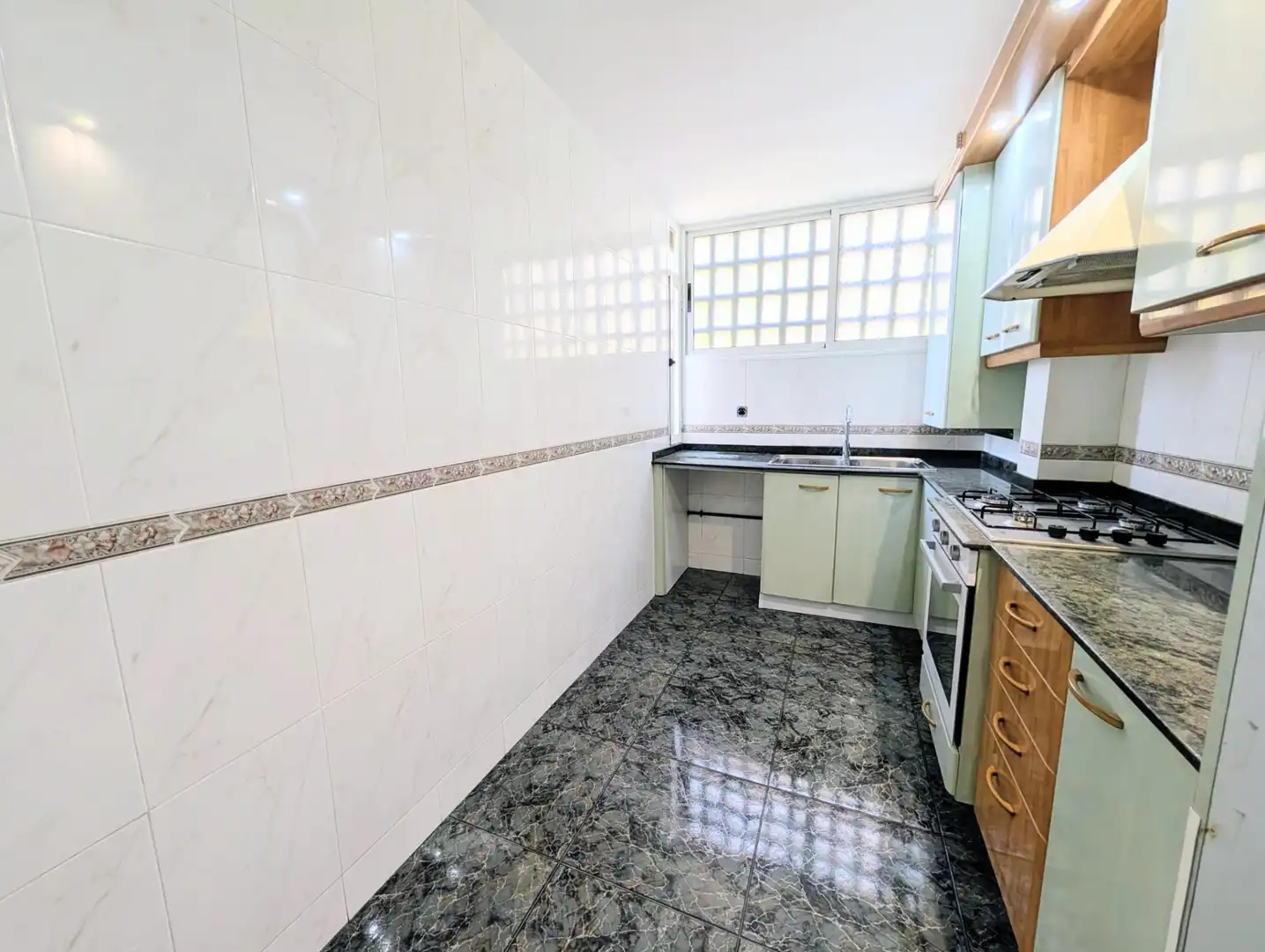 Cocina de Piso en venta en Badalona con Aire acondicionado, Calefacción y Horno