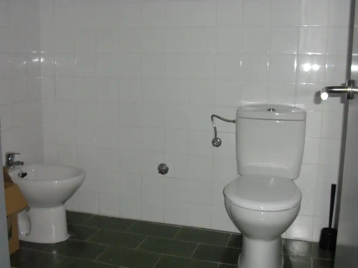 Bany de Oficina en venda en Oviedo  amb Calefacció