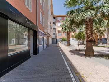 Local comercial de lloguer a Candida Jimenez Cazorla