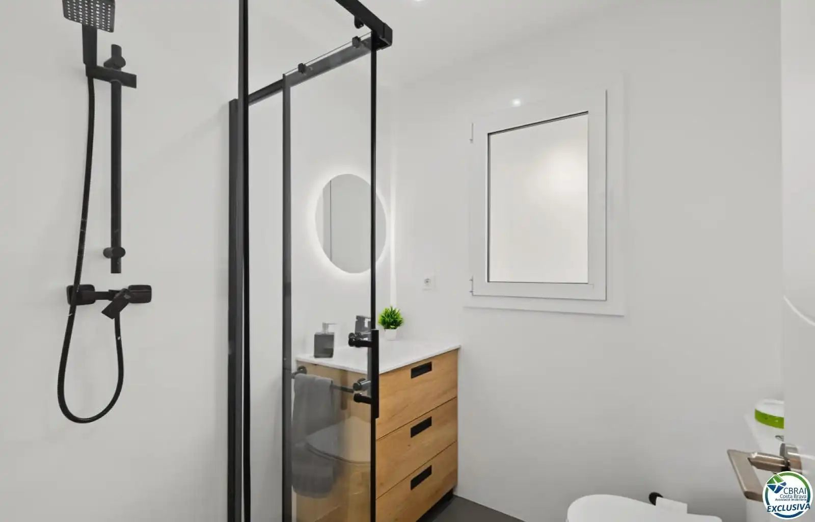 Bathroom of Houses for sale in Roses  with Air Conditioner, Storage room and Swimming Pool
