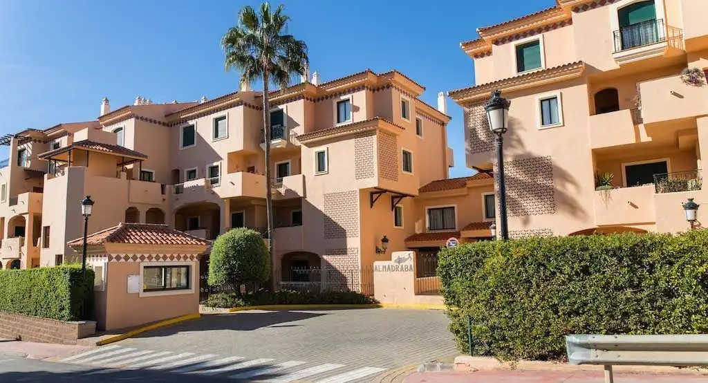 Vista exterior de Dúplex en venta en Manilva con Aire acondicionado, Terraza y Piscina comunitaria