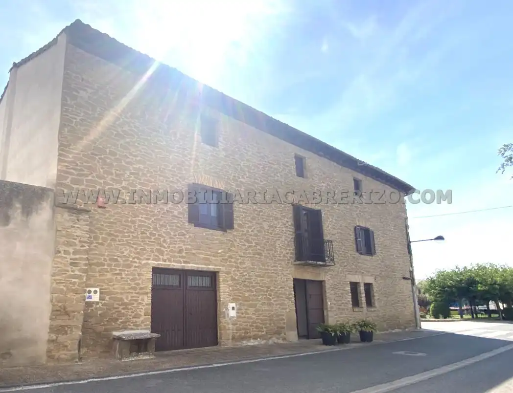 Vista exterior de Casa adosada en venda en Obanos amb Calefacció, Parquet i Terrassa