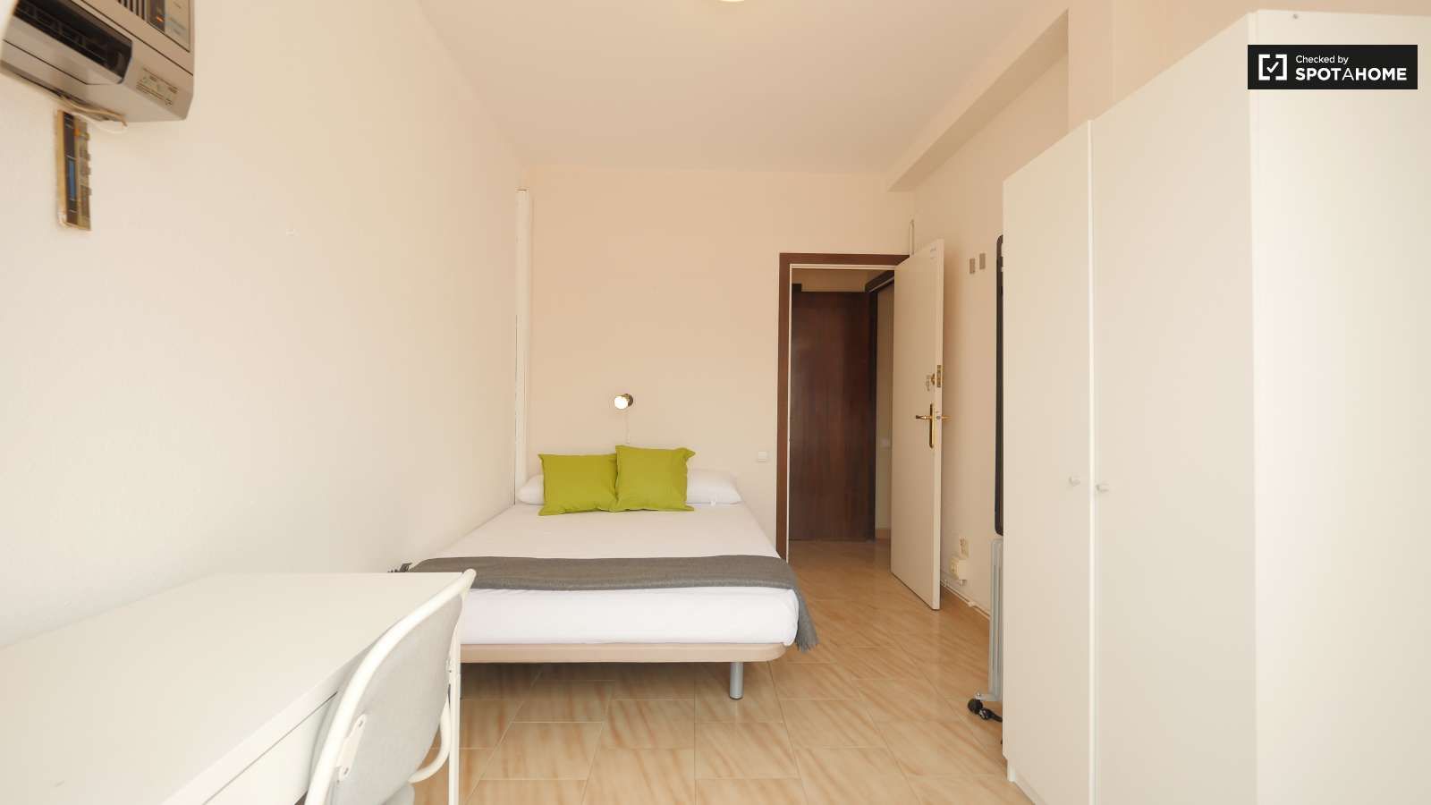 Bedroom of Flat to share in  Barcelona Capital  with Air Conditioner, Heating and Terrace