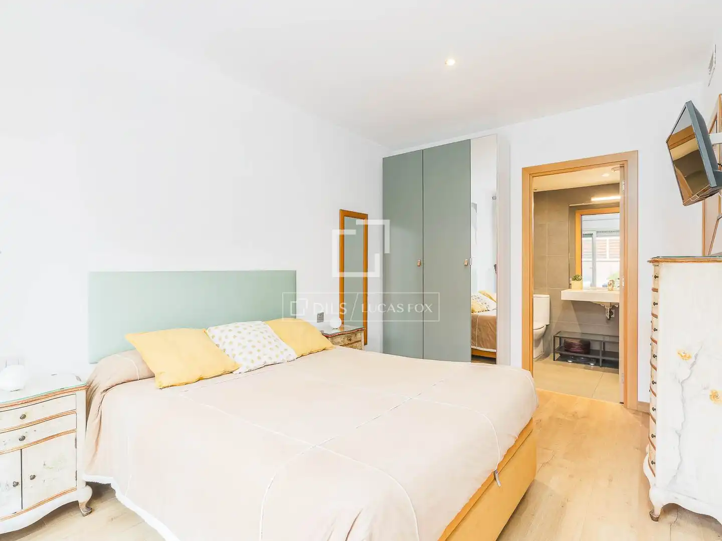 Bedroom of Flat for sale in Barcelona  with Air Conditioner, Terrace and Storage room