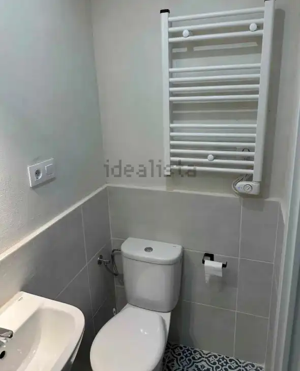 Bathroom of Commercial properties for rent in L'Hospitalet de Llobregat  with Air Conditioner, Heating and Terrace