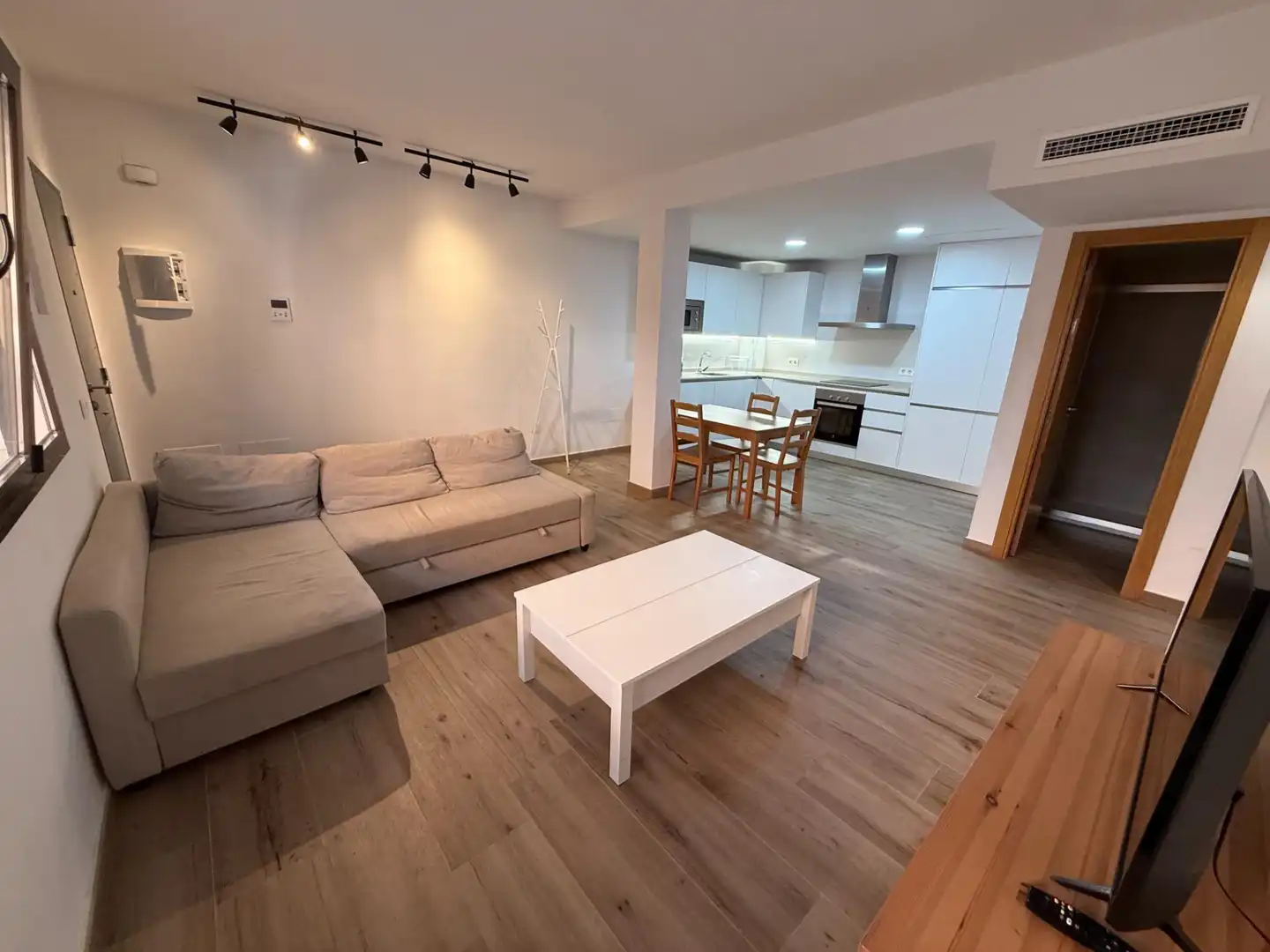 Sala d'estar de Apartament de lloguer en Málaga amb Aire condicionat, Terrassa i Moblat