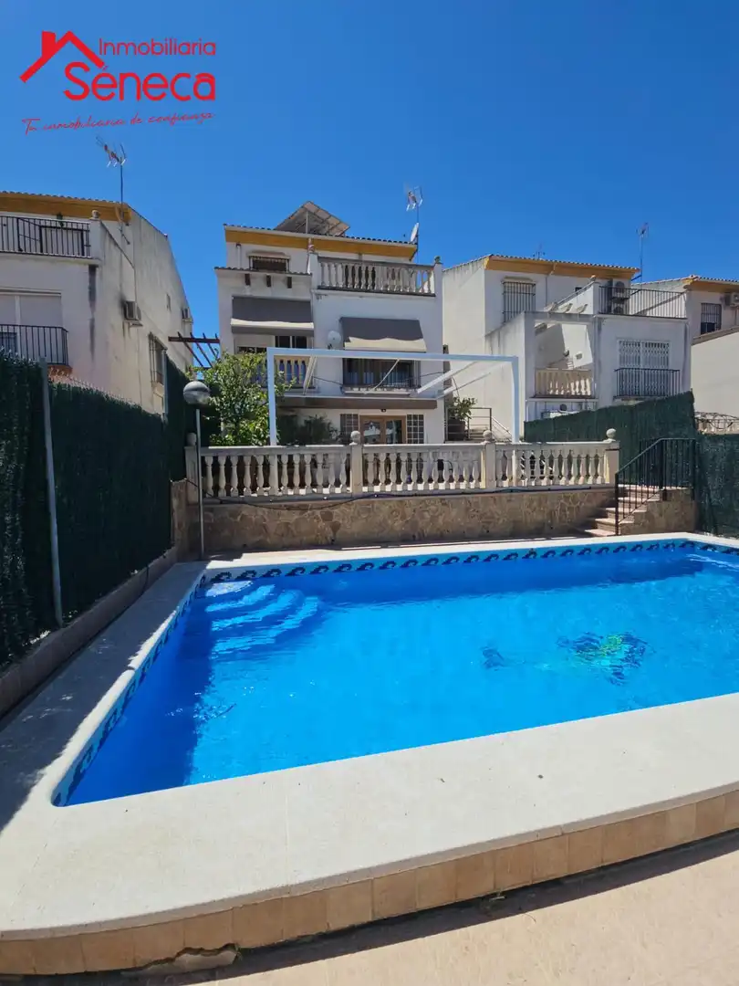 Piscina de Casa adosada en venda en Córdoba amb Aire condicionat, Calefacció i Terrassa