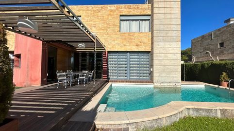 Sumérjase en la exclusividad de este elegantenbspchalet independiente situado en una de las áreas más privilegiadas de Dehesa de C