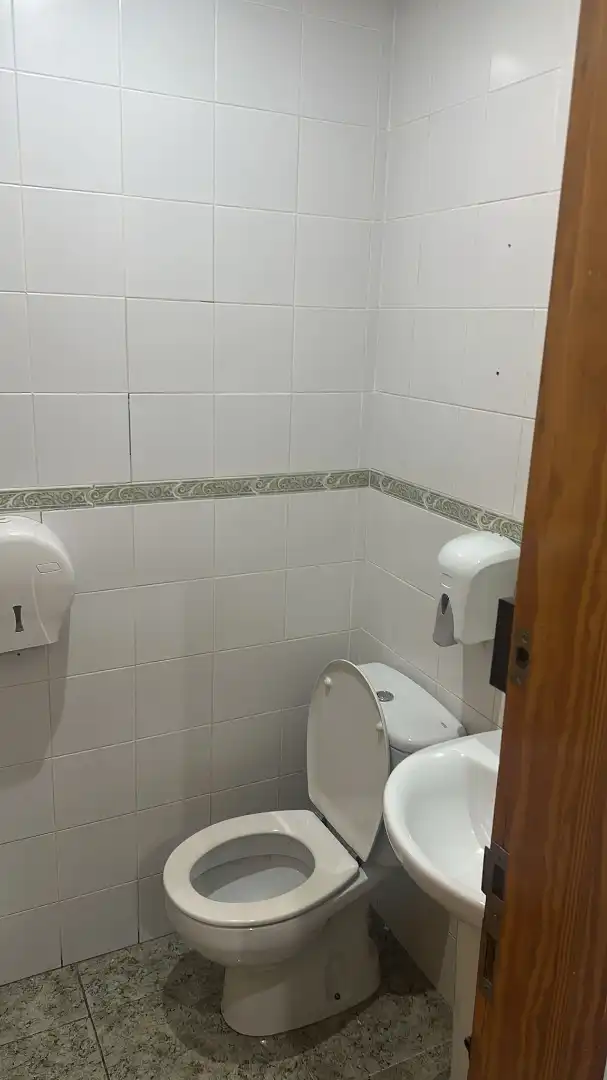 Badezimmer von Geschaftsraum zur Miete in Massalavés mit Klimaanlage, Heizung und Terrasse