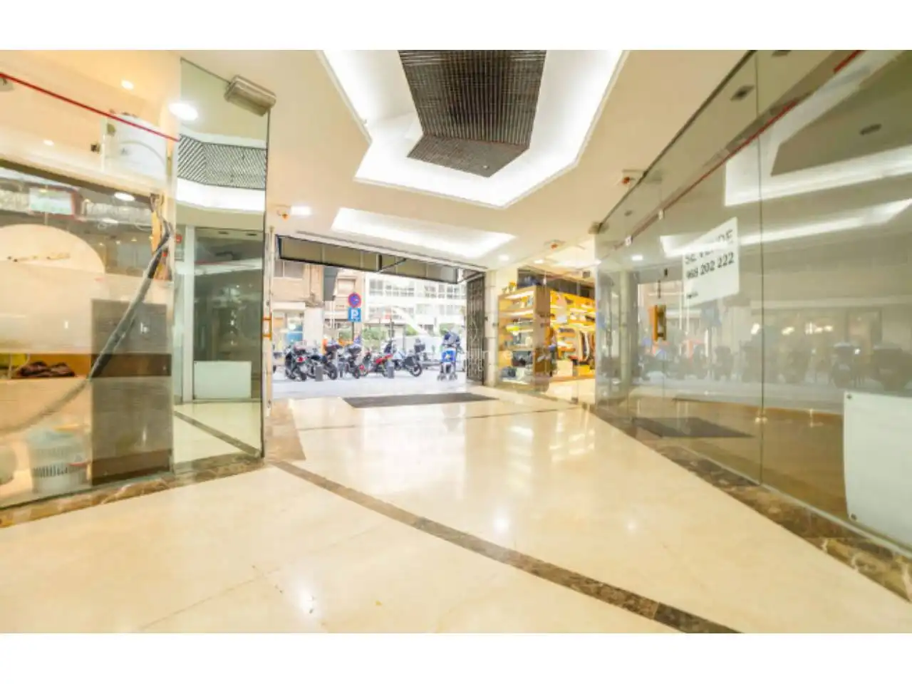 Local comercial en venda a Plaza Cetina