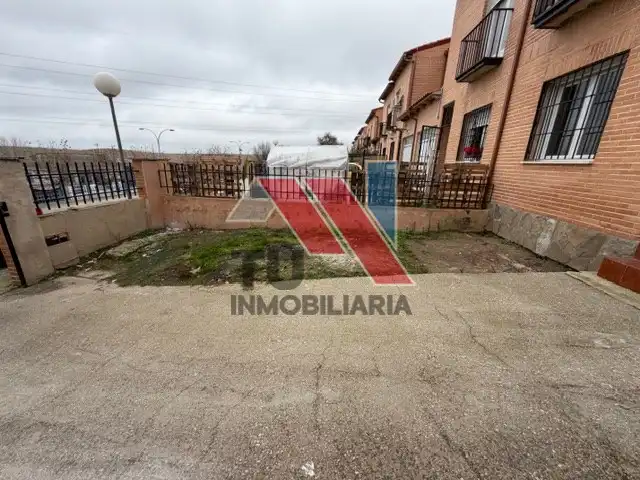 Vista exterior de Casa o xalet en venda en Otero amb Calefacció, Jardí privat i Balcó