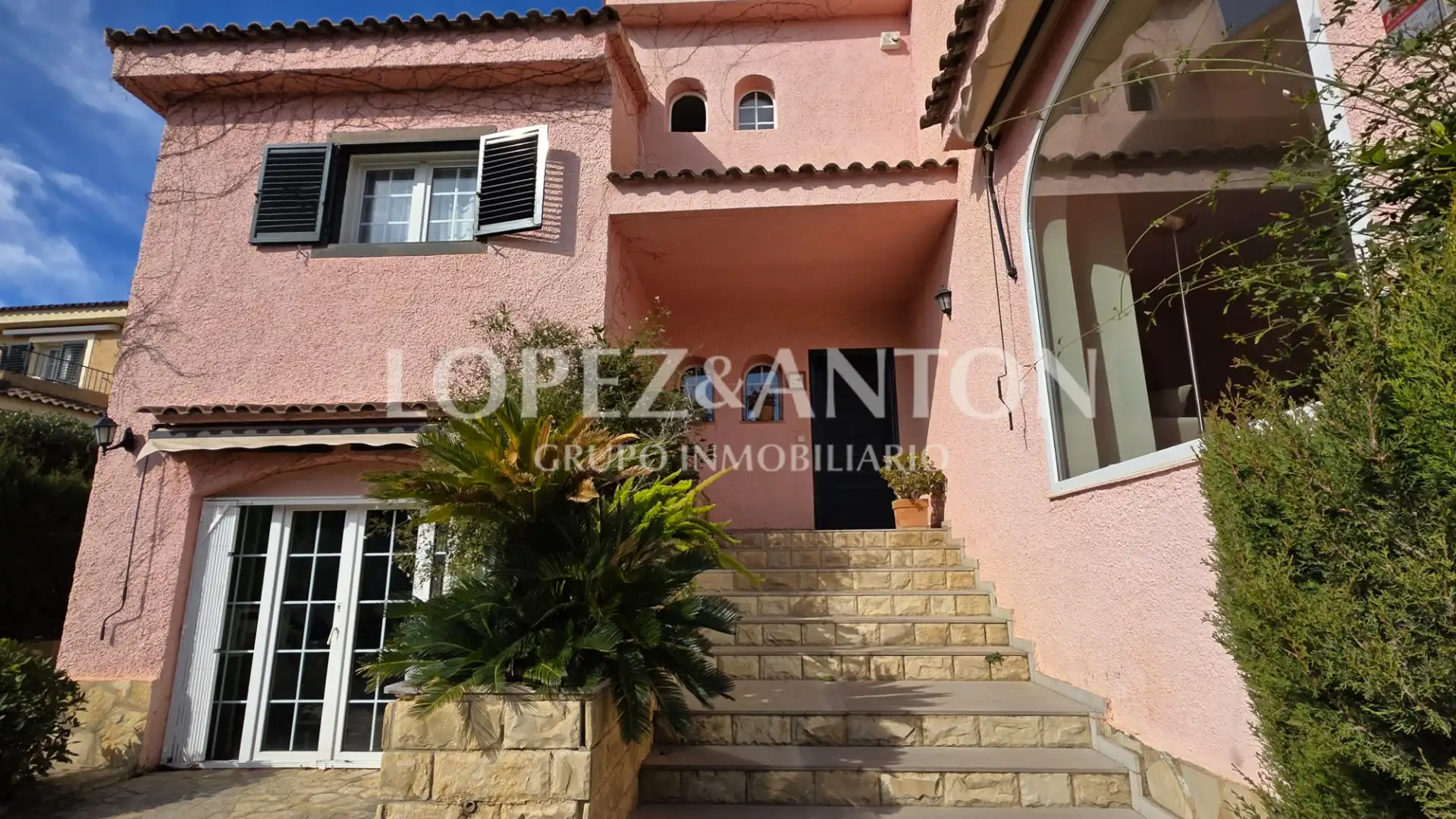 Vista exterior de Casa o chalet en venta en L'Eliana con Calefacción, Jardín privado y Parquet