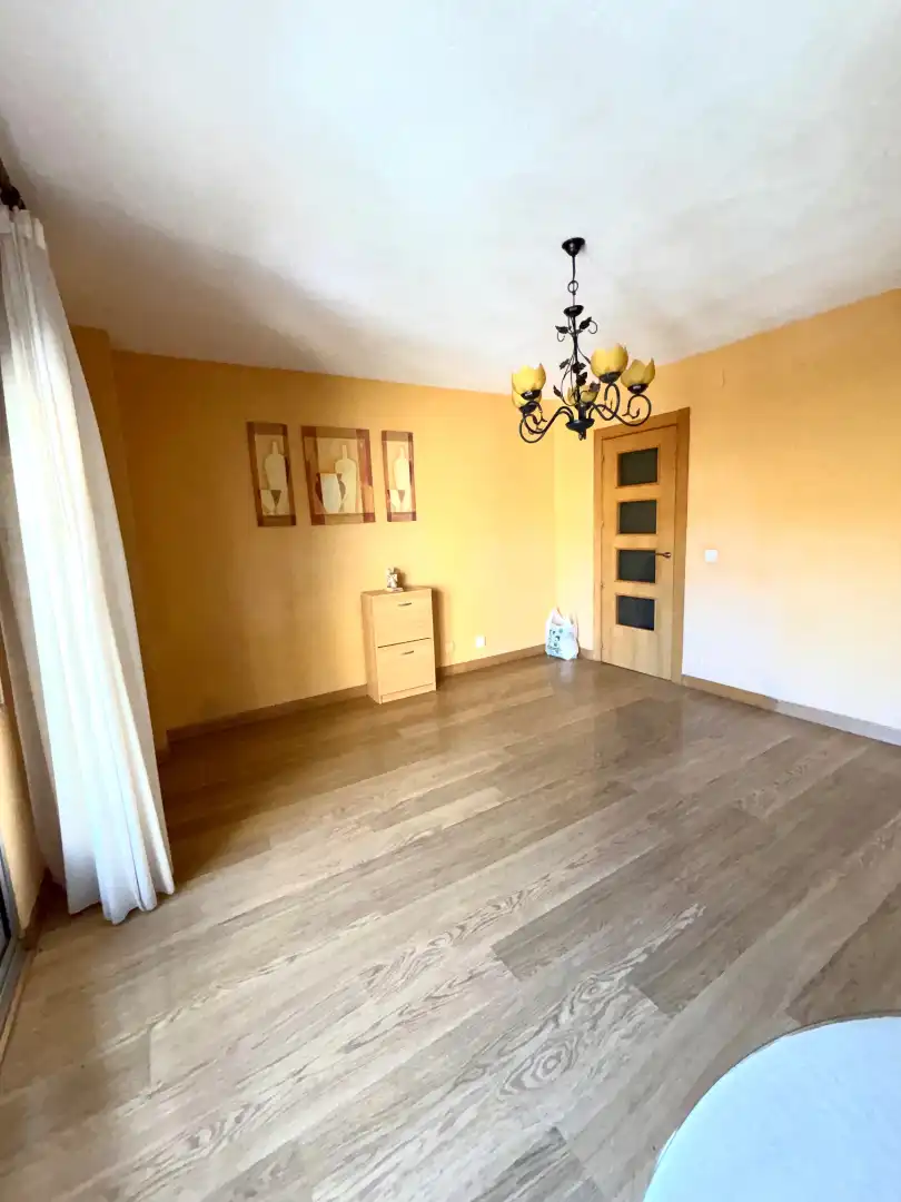 Schlafzimmer von Wohnung zum Verkauf in Plasencia mit Klimaanlage, Parkett und Ofen