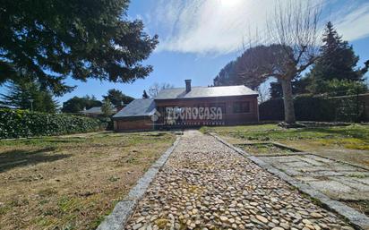 Vista exterior de Casa o xalet en venda en Becerril de la Sierra amb Calefacció, Jardí privat i Parquet